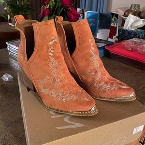 MI IM western slip on Bootie size 7